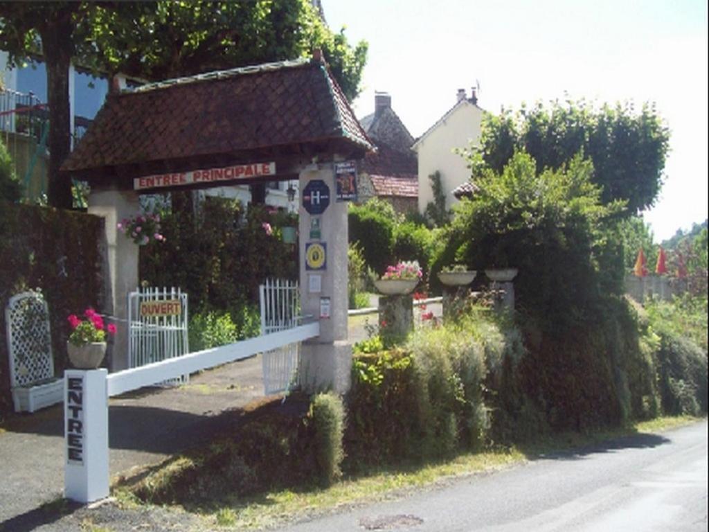 Logis Hotel Les Tilleuls Saint-Cirgues-de-Jordanne Bagian luar foto