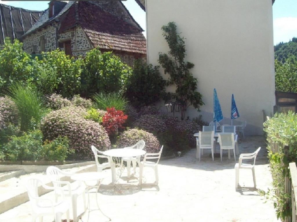 Logis Hotel Les Tilleuls Saint-Cirgues-de-Jordanne Bagian luar foto