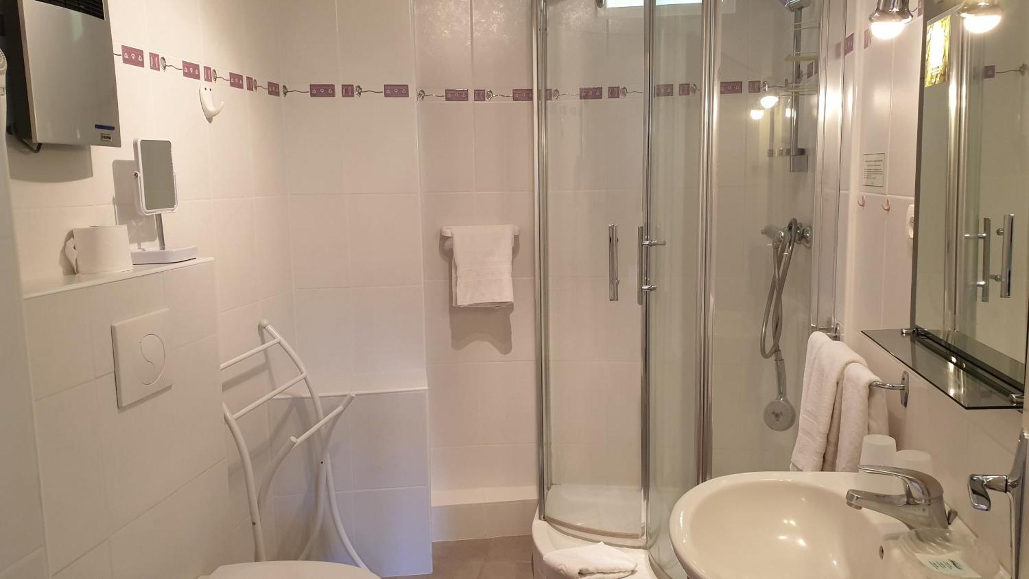 Logis Hotel Les Tilleuls Saint-Cirgues-de-Jordanne Bagian luar foto