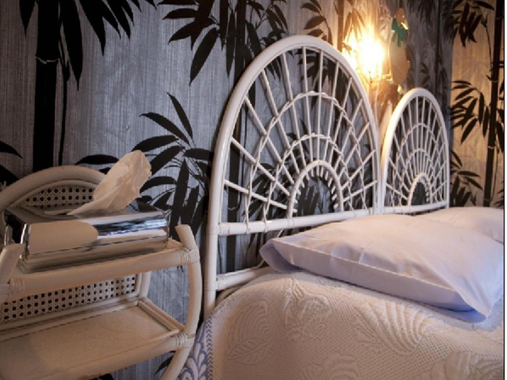 Logis Hotel Les Tilleuls Saint-Cirgues-de-Jordanne Ruang foto