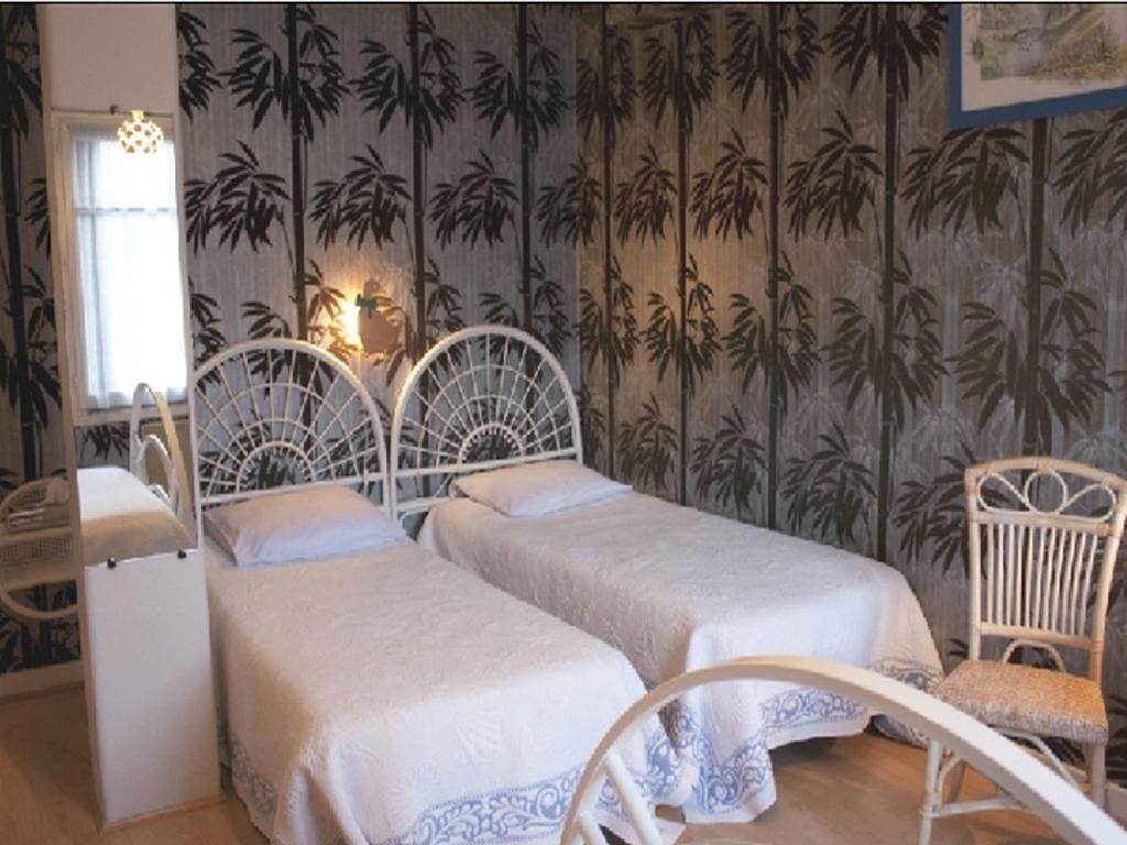 Logis Hotel Les Tilleuls Saint-Cirgues-de-Jordanne Ruang foto