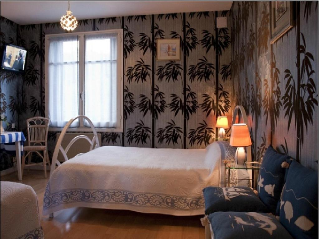 Logis Hotel Les Tilleuls Saint-Cirgues-de-Jordanne Ruang foto