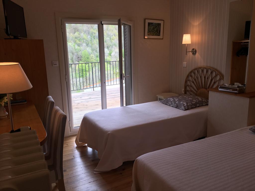 Logis Hotel Les Tilleuls Saint-Cirgues-de-Jordanne Bagian luar foto