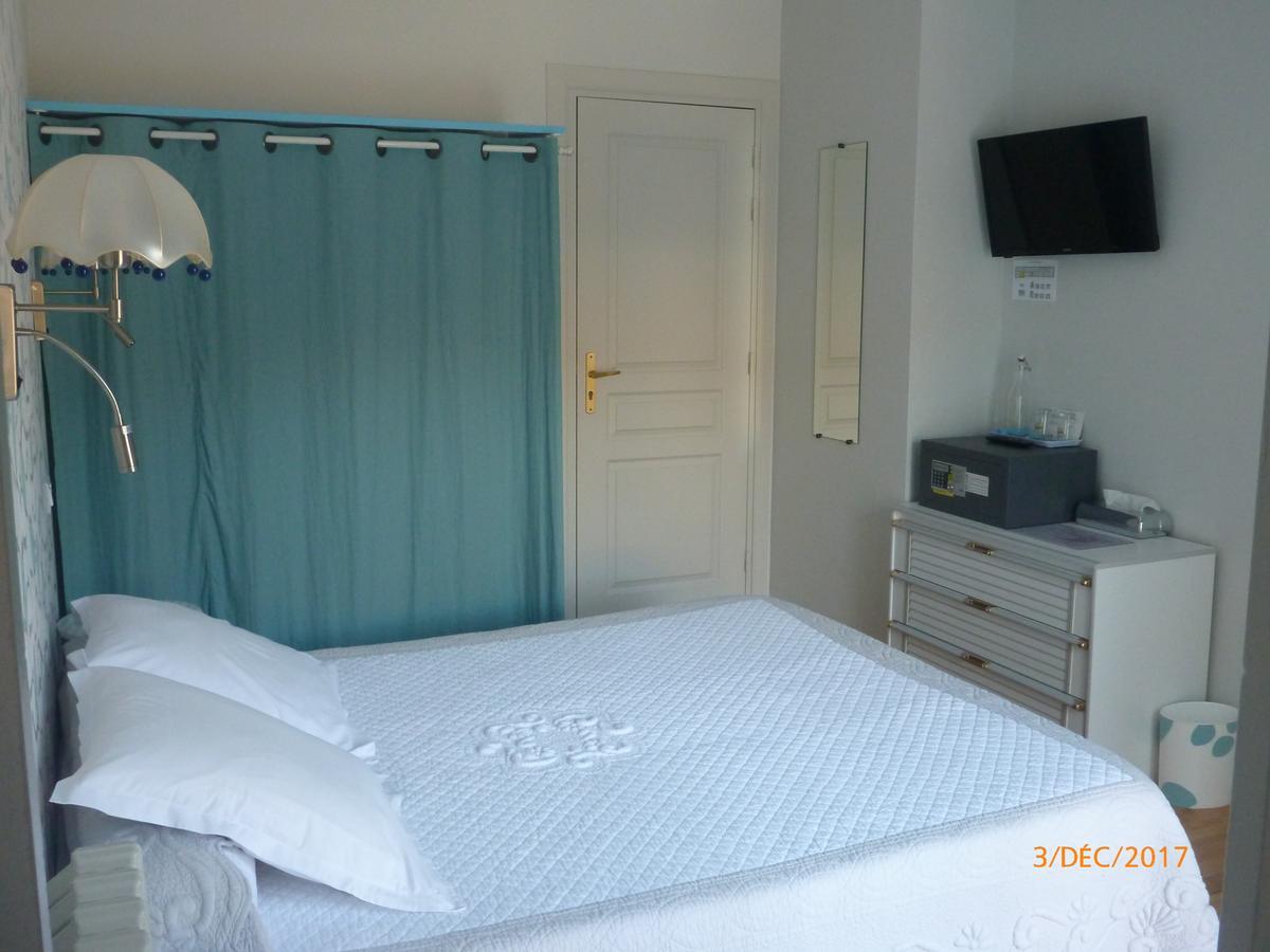 Logis Hotel Les Tilleuls Saint-Cirgues-de-Jordanne Ruang foto