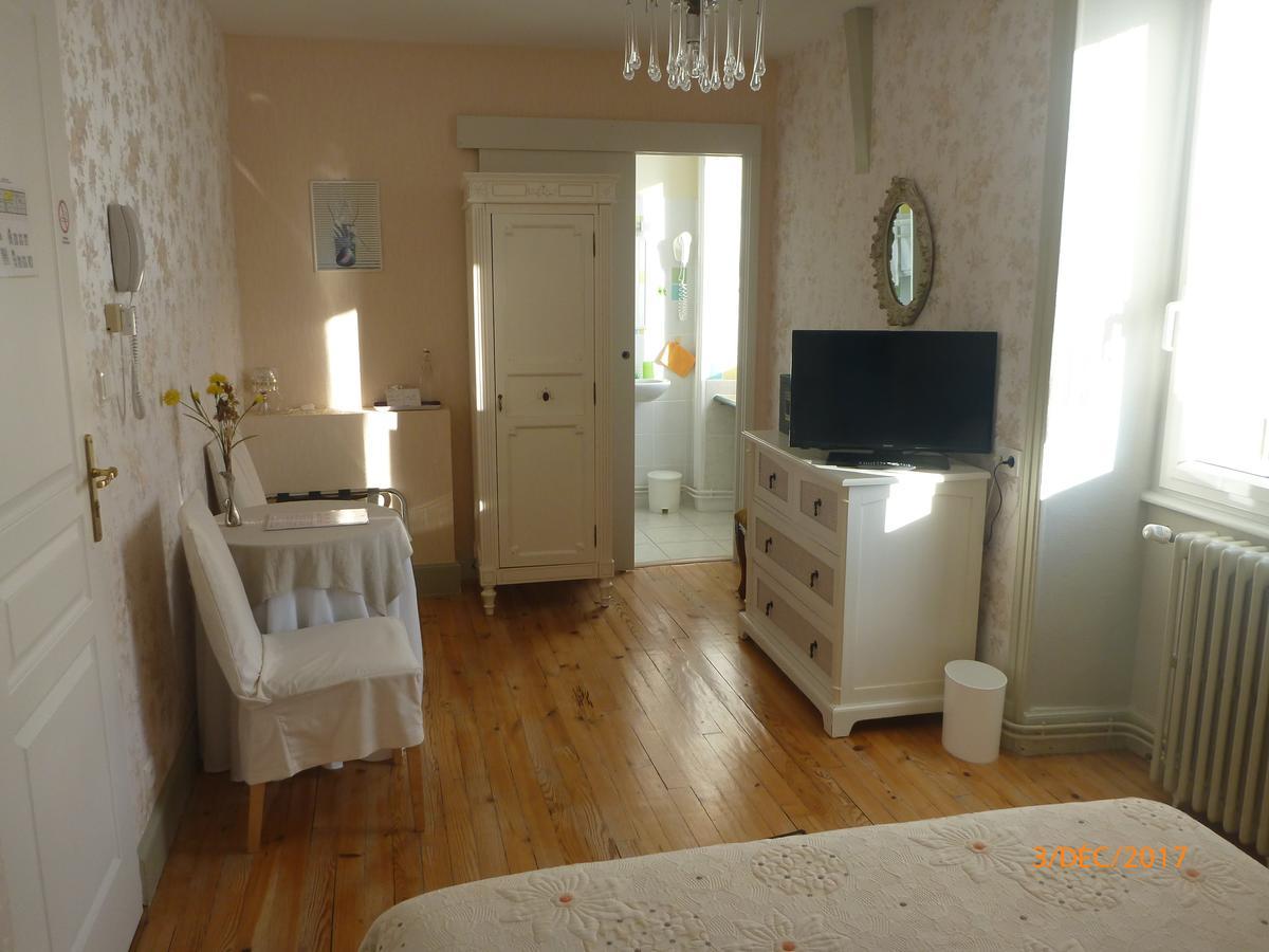 Logis Hotel Les Tilleuls Saint-Cirgues-de-Jordanne Bagian luar foto
