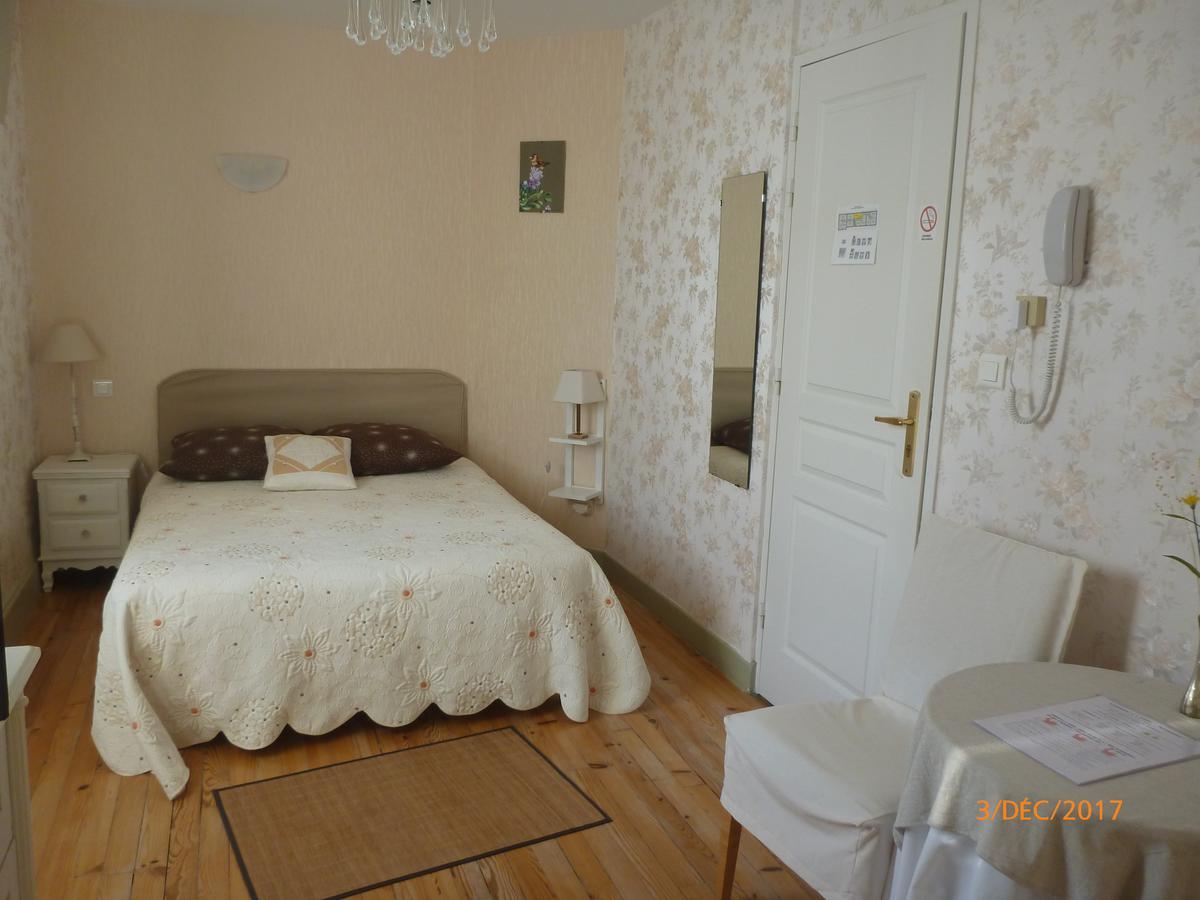 Logis Hotel Les Tilleuls Saint-Cirgues-de-Jordanne Bagian luar foto